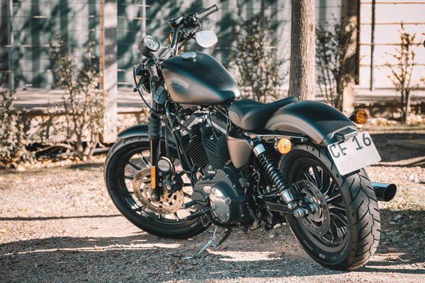 Comment le contrôle technique des poids lourds diffère de celui des voitures