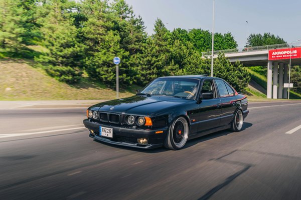 Flocage de remorque : personnalisez votre visibilité sur la route